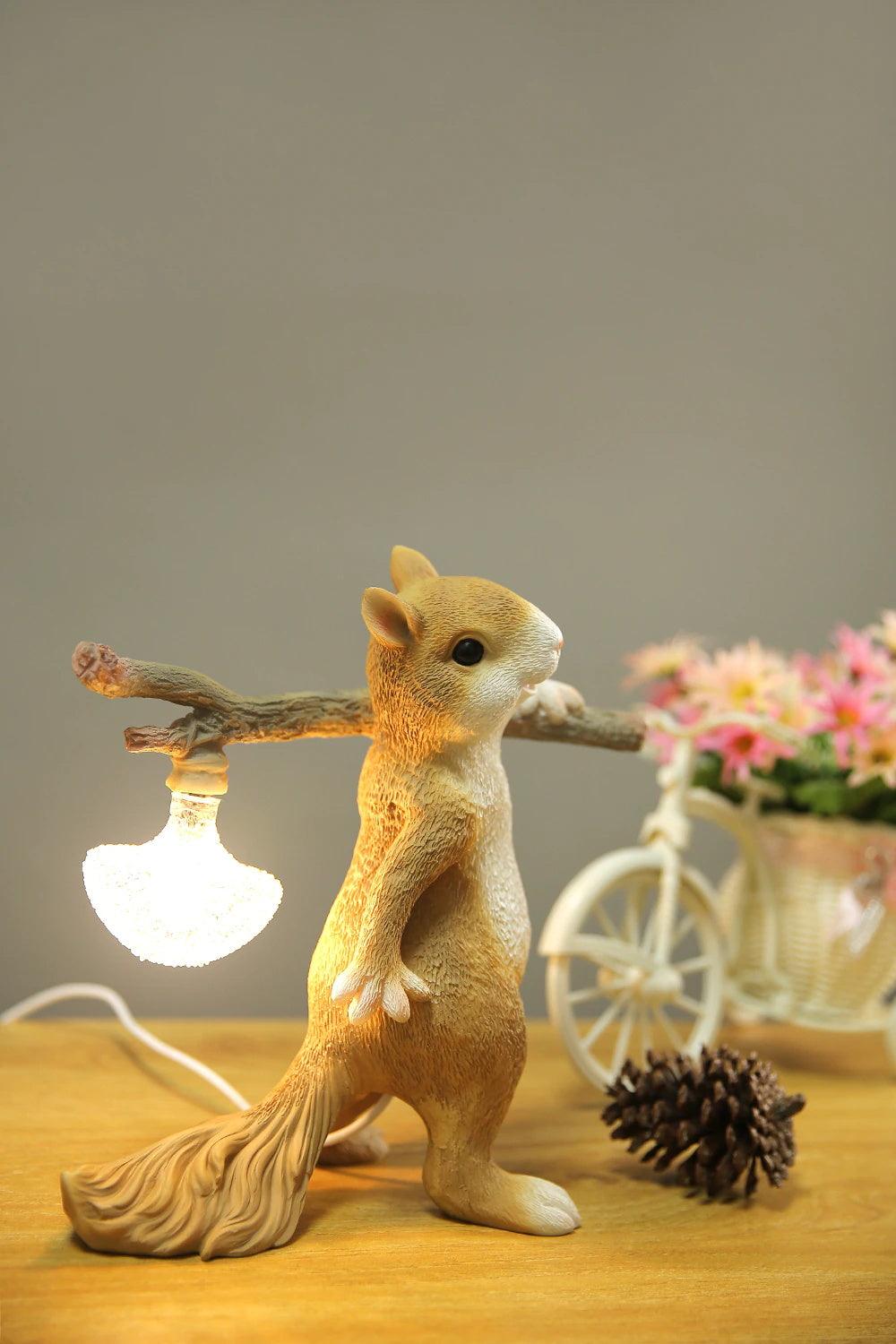 Lampa stołowa w kształcie wiewiórki