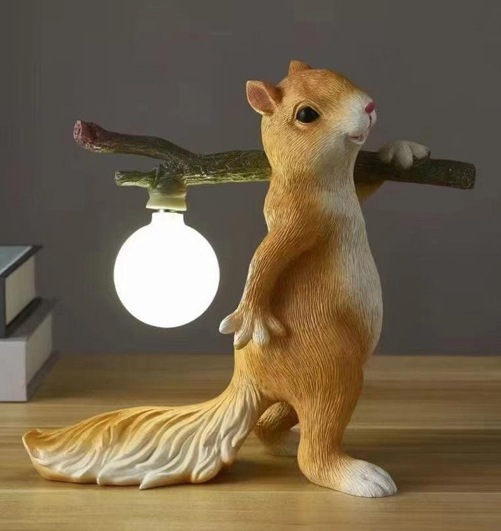 Lampa stołowa w kształcie wiewiórki