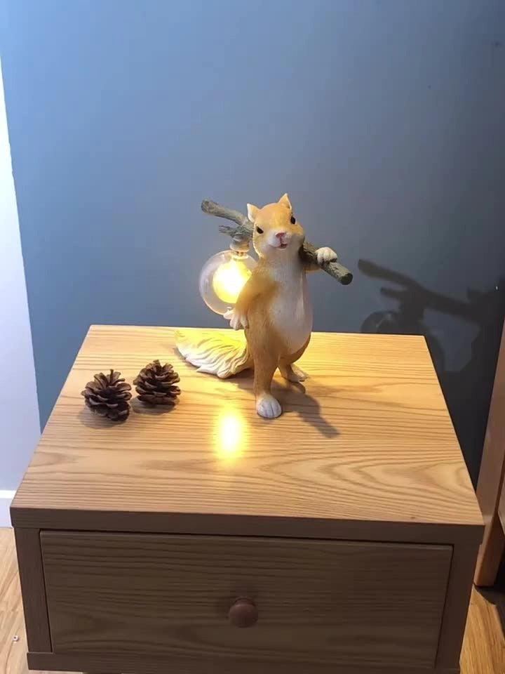 Lampa stołowa w kształcie wiewiórki
