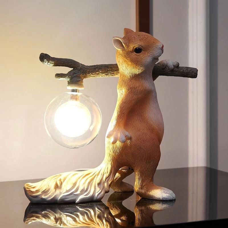 Lampa stołowa w kształcie wiewiórki