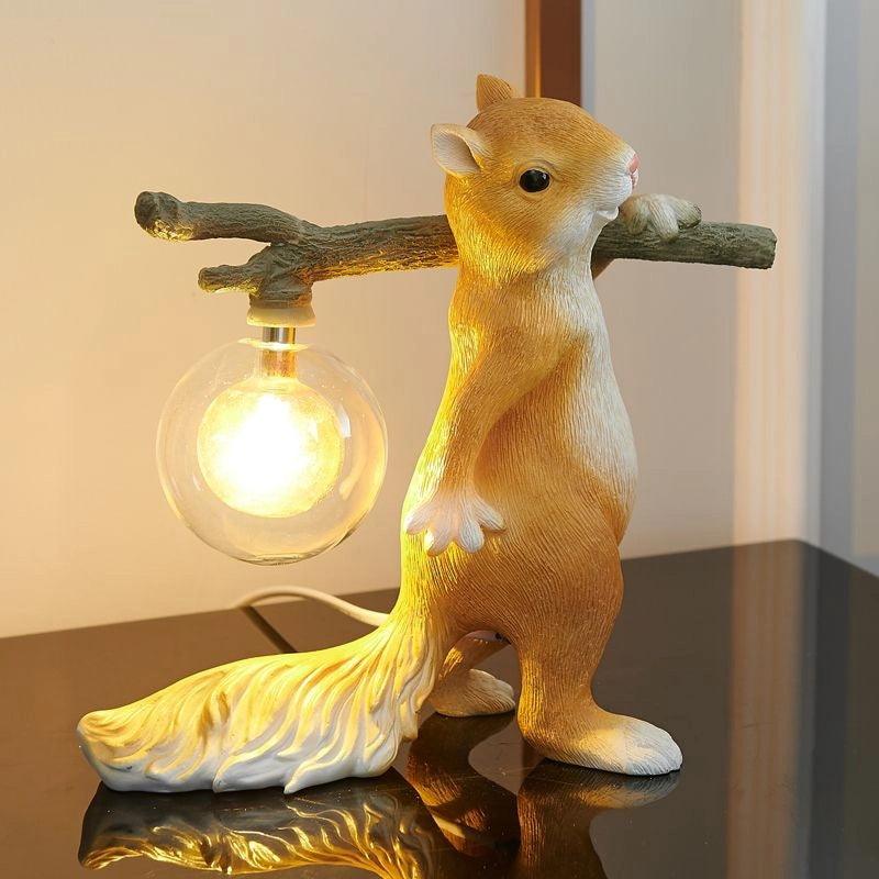 Lampa stołowa w kształcie wiewiórki