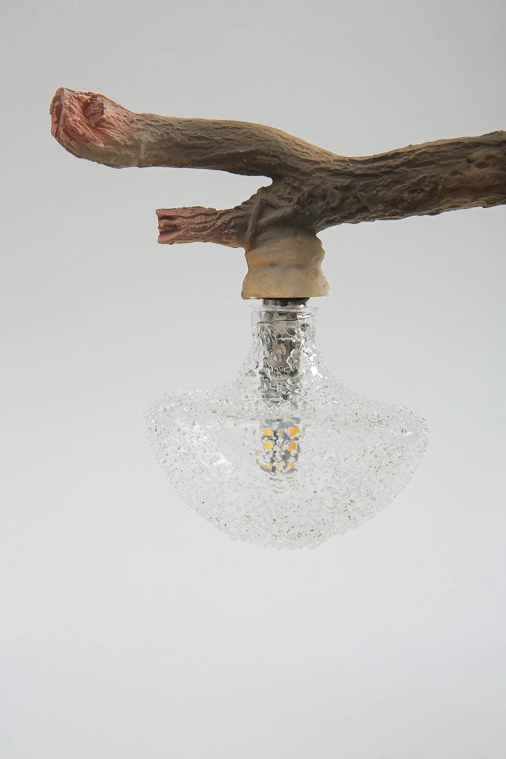 Lampa stołowa w kształcie wiewiórki