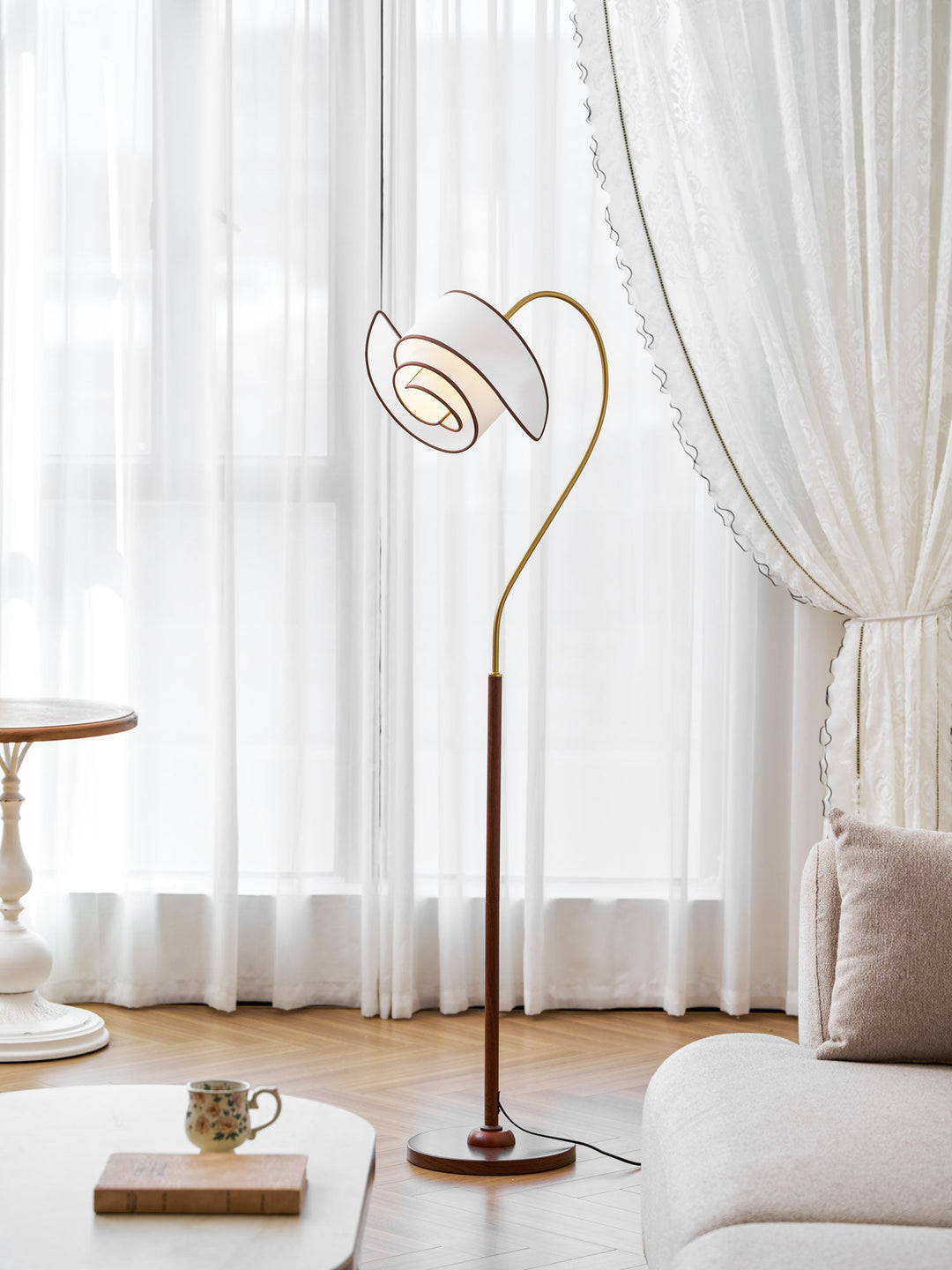 Lampa podłogowa Stelmo z zakrzywioną szyją