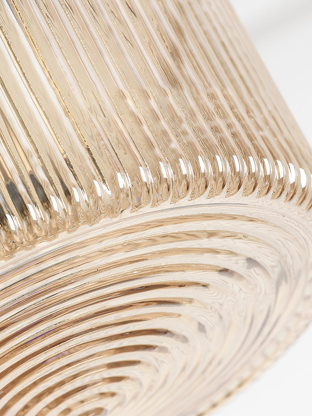 Lampa wisząca w kształcie wirującego bączka w paski
