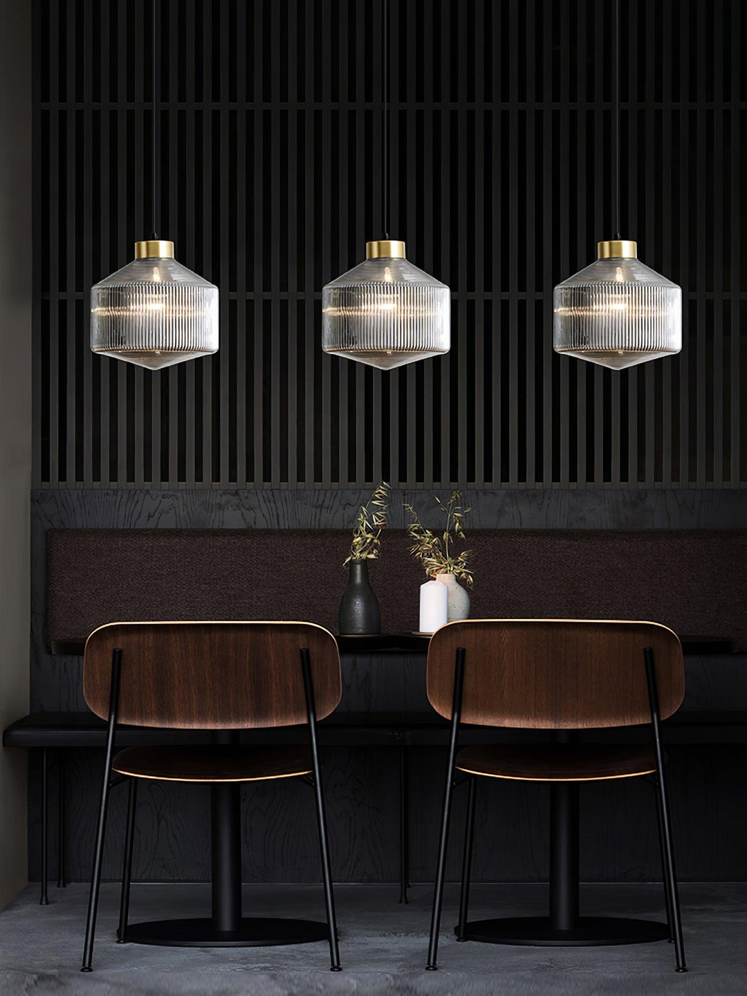 Lampa wisząca w kształcie wirującego bączka w paski