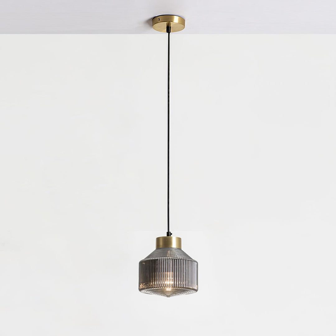 Lampa wisząca w kształcie wirującego bączka w paski
