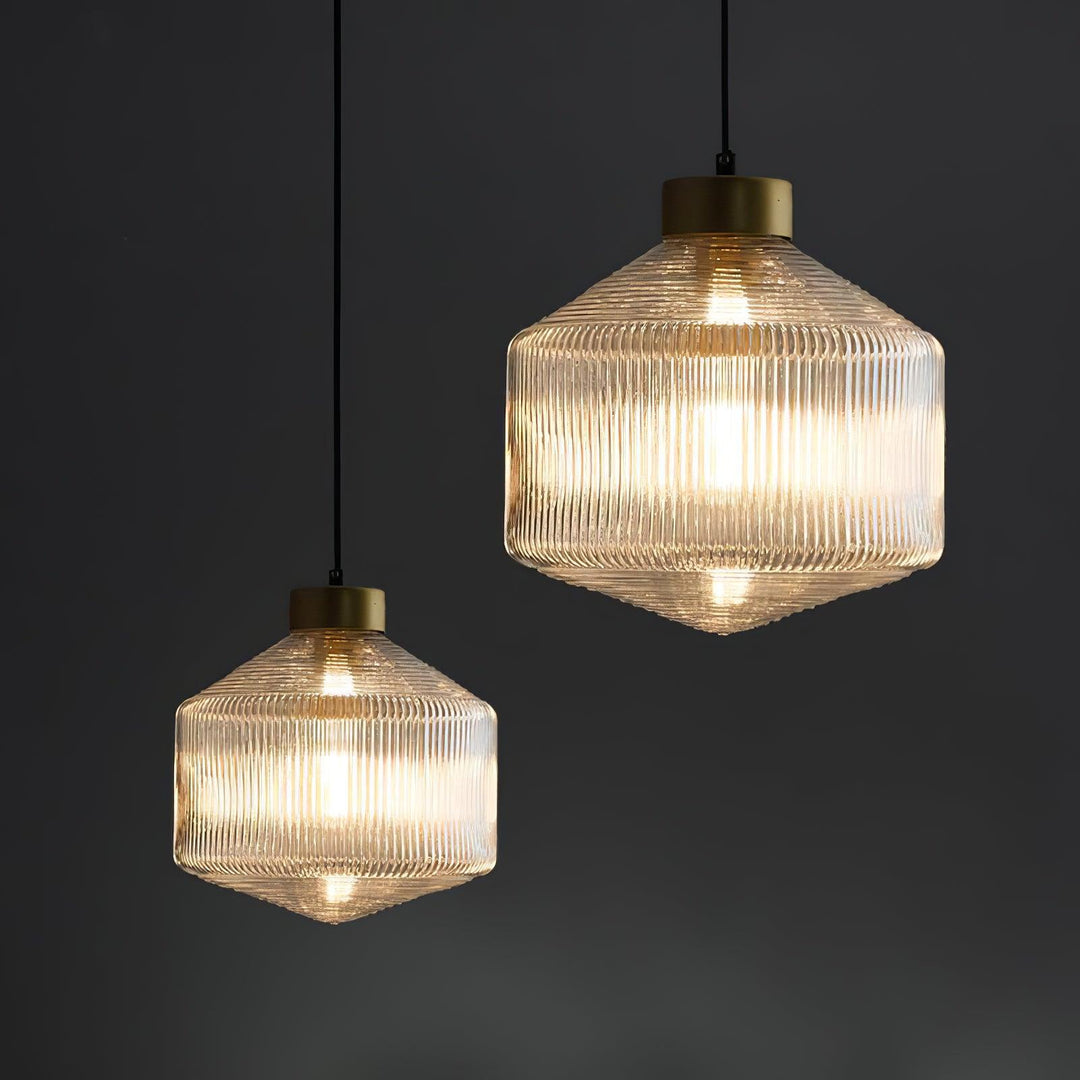 Lampa wisząca w kształcie wirującego bączka w paski