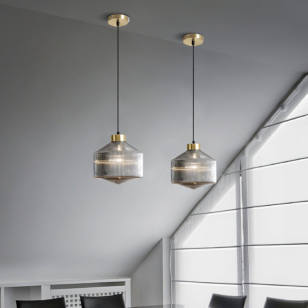 Lampa wisząca w kształcie wirującego bączka w paski