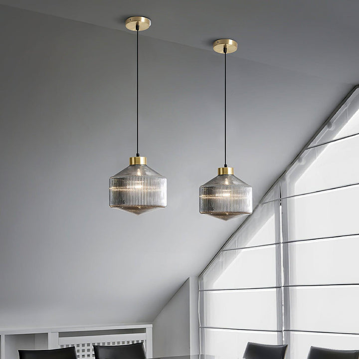 Lampa wisząca w kształcie wirującego bączka w paski