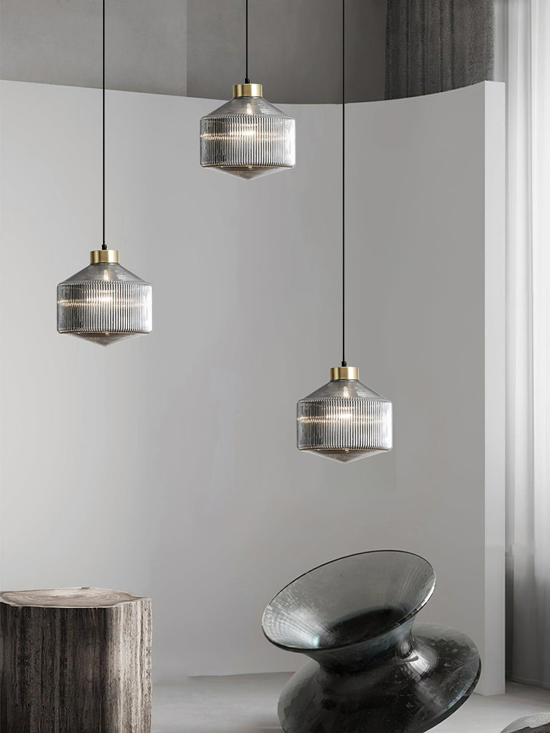 Lampa wisząca w kształcie wirującego bączka w paski