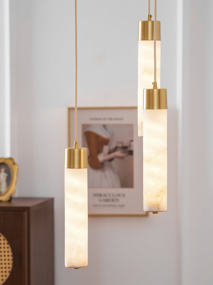 Lampa wisząca Tala z alabastru i mosiądzu