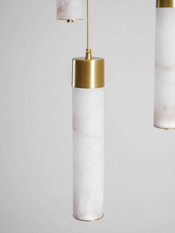 Lampa wisząca Tala z alabastru i mosiądzu