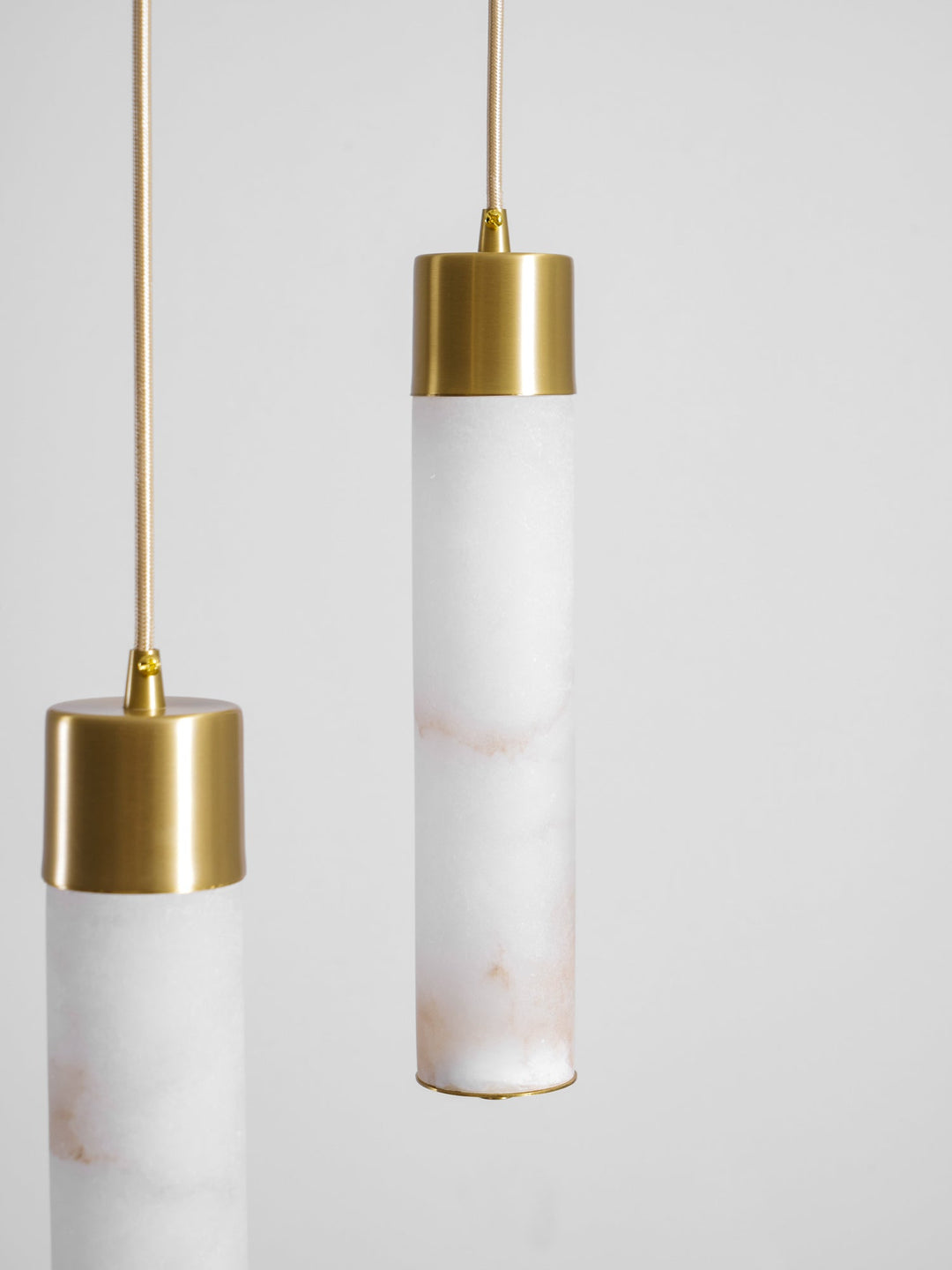 Lampa wisząca Tala z alabastru i mosiądzu