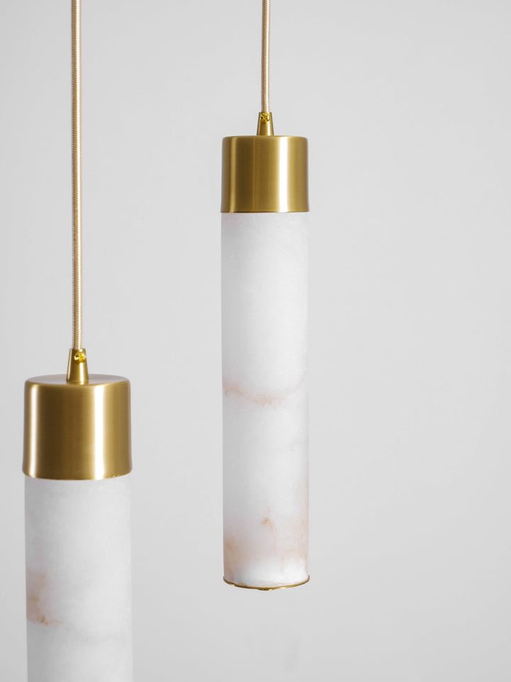 Lampa wisząca Tala z alabastru i mosiądzu