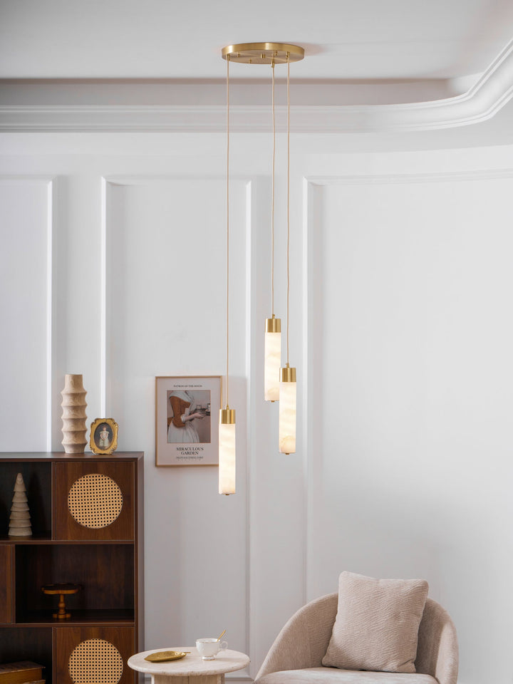 Lampa wisząca Tala z alabastru i mosiądzu