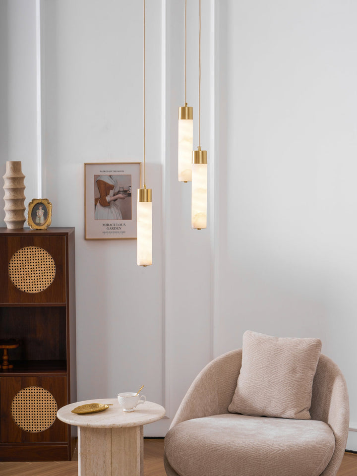 Lampa wisząca Tala z alabastru i mosiądzu