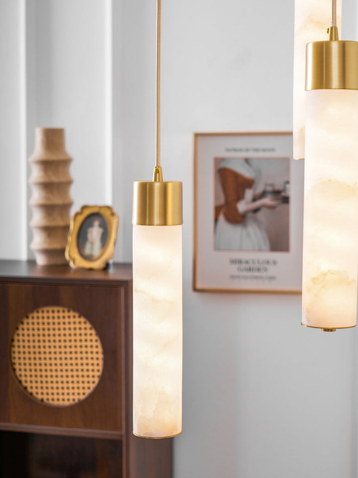 Lampa wisząca Tala z alabastru i mosiądzu