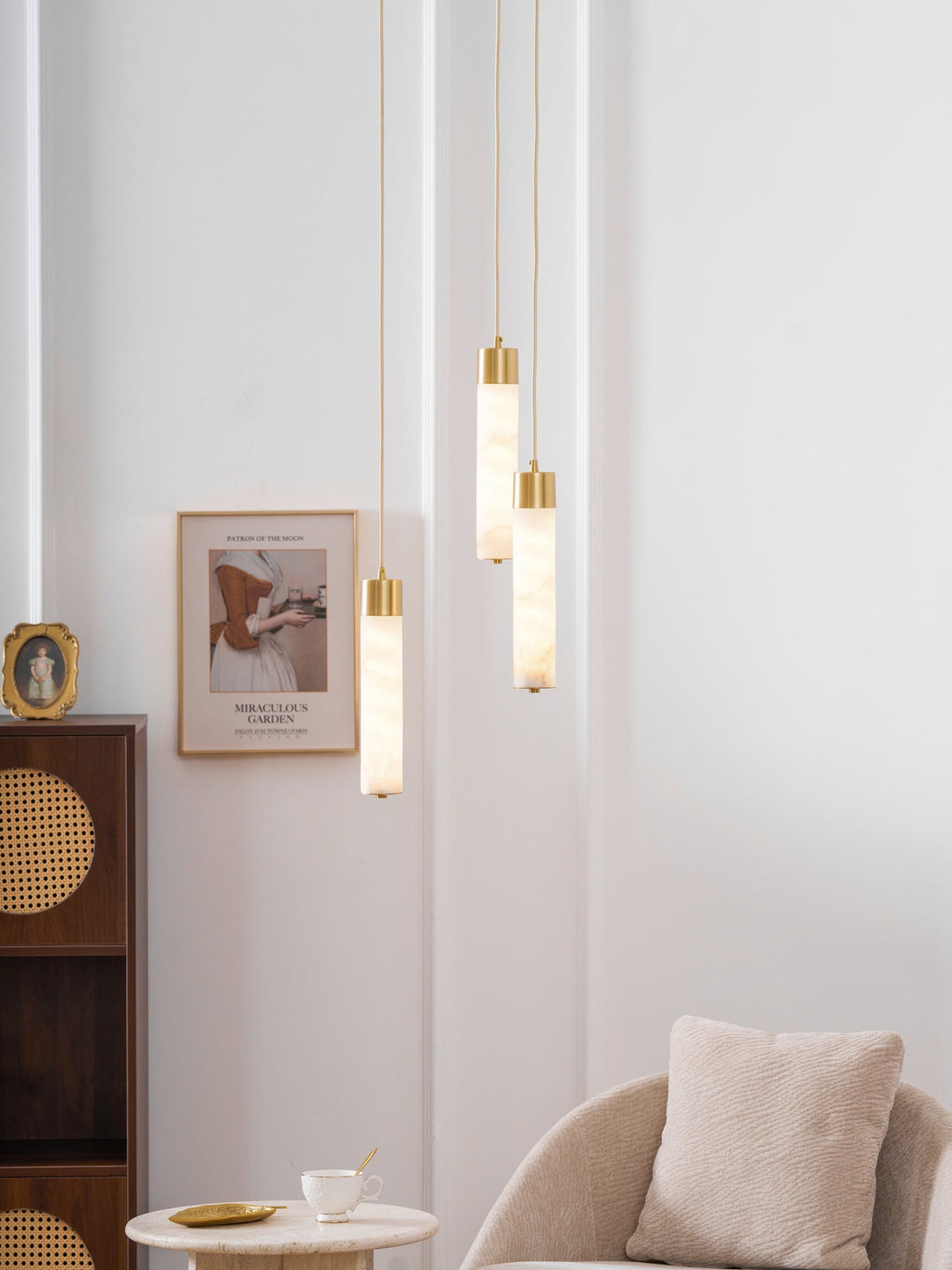 Lampa wisząca Tala z alabastru i mosiądzu