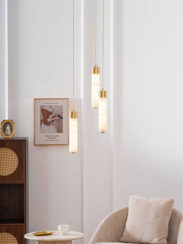 Lampa wisząca Tala z alabastru i mosiądzu