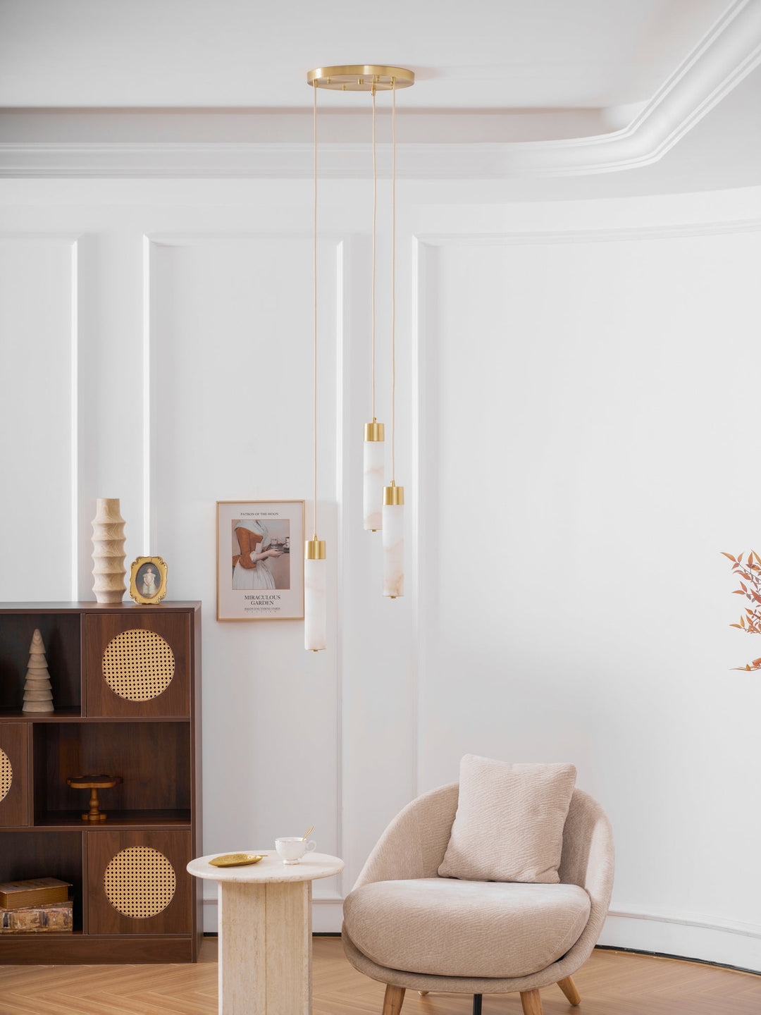 Lampa wisząca Tala z alabastru i mosiądzu