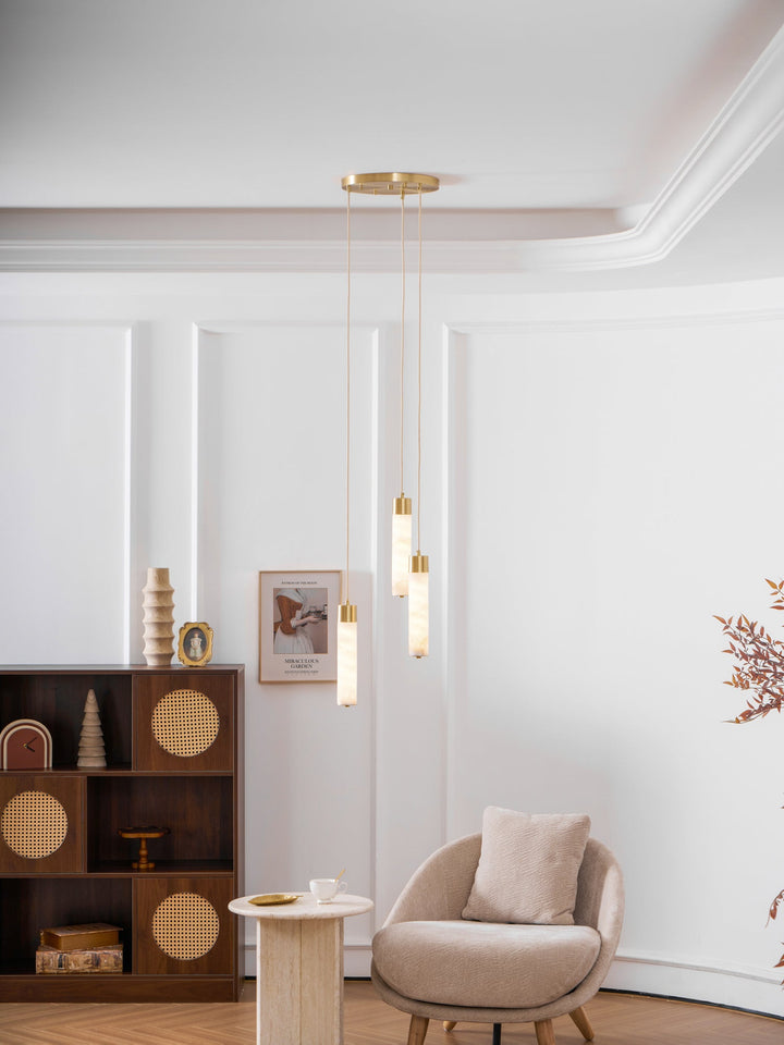 Lampa wisząca Tala z alabastru i mosiądzu