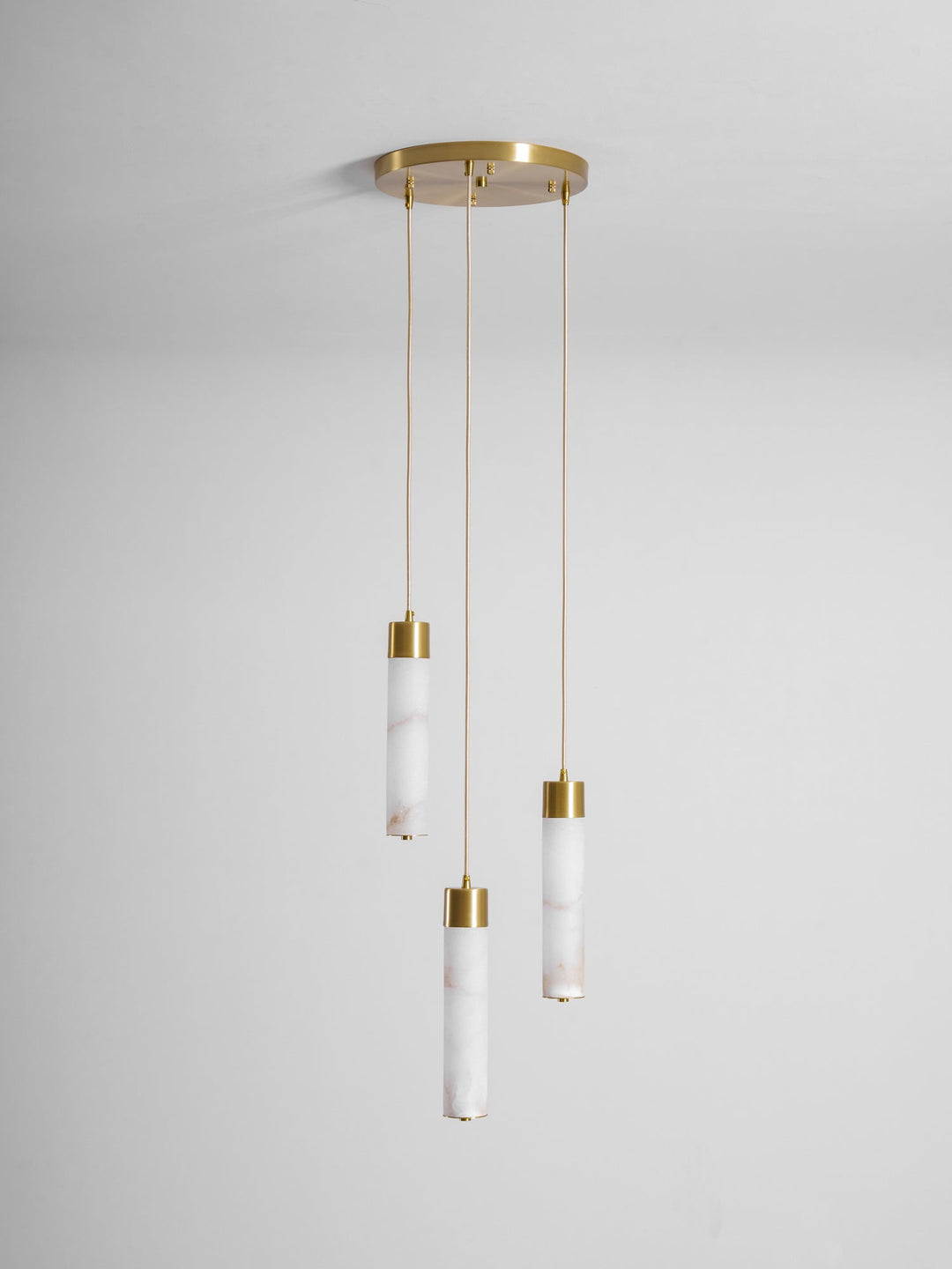 Lampa wisząca Tala z alabastru i mosiądzu