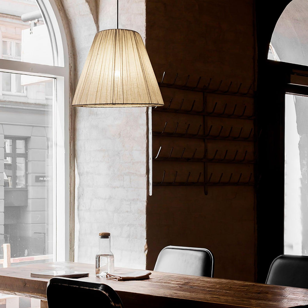 Lampa wisząca tekstylna w kształcie stożka