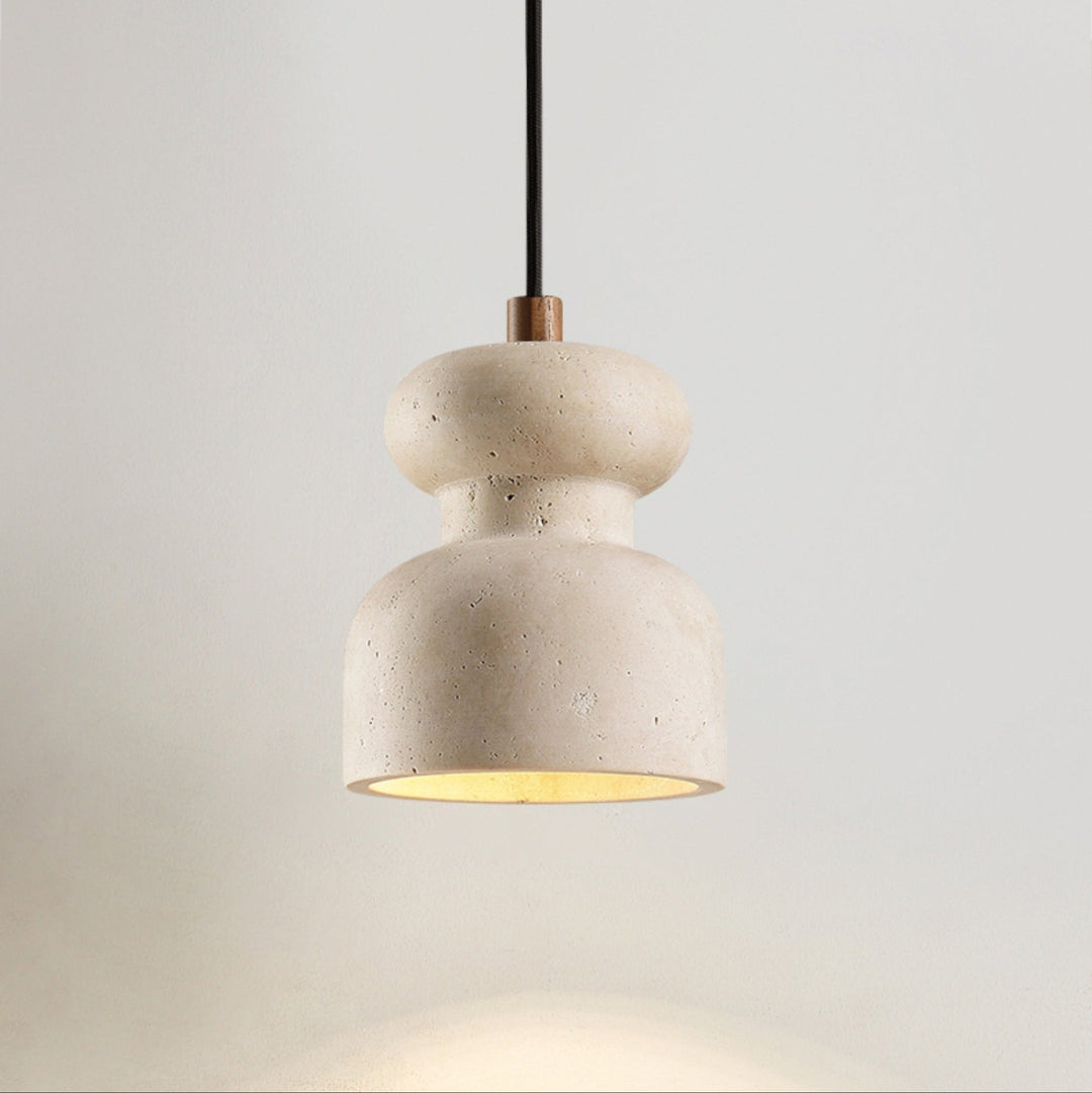 Lampa wisząca z teksturowanego trawertynu w kształcie tykwy