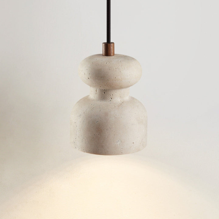 Lampa wisząca z teksturowanego trawertynu w kształcie tykwy