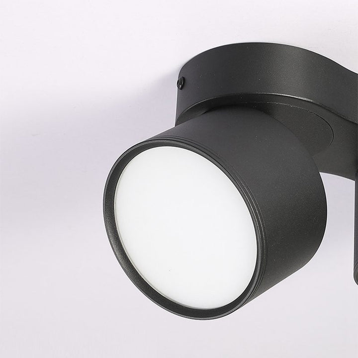 Lampa sufitowa z trzema ruchomymi głowicami