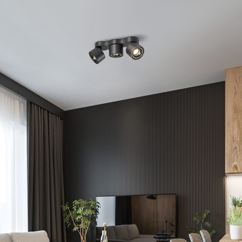 Lampa sufitowa z trzema ruchomymi głowicami