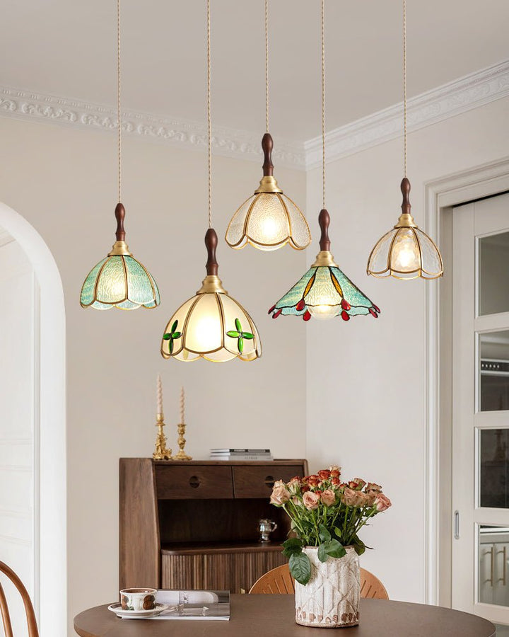 Lampa wisząca Tiffany z kwiatowym wzorem