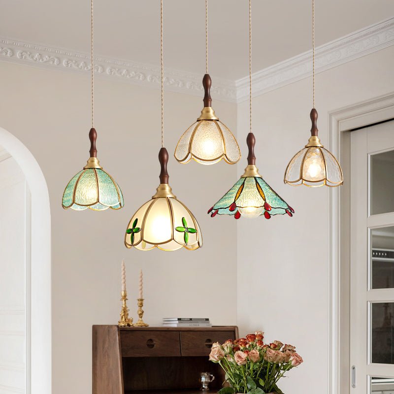 Lampa wisząca Tiffany z kwiatowym wzorem