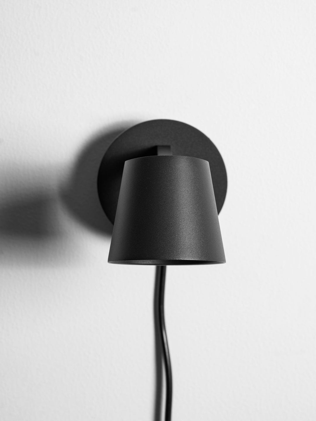 Lampa ścienna Tip z wtyczką