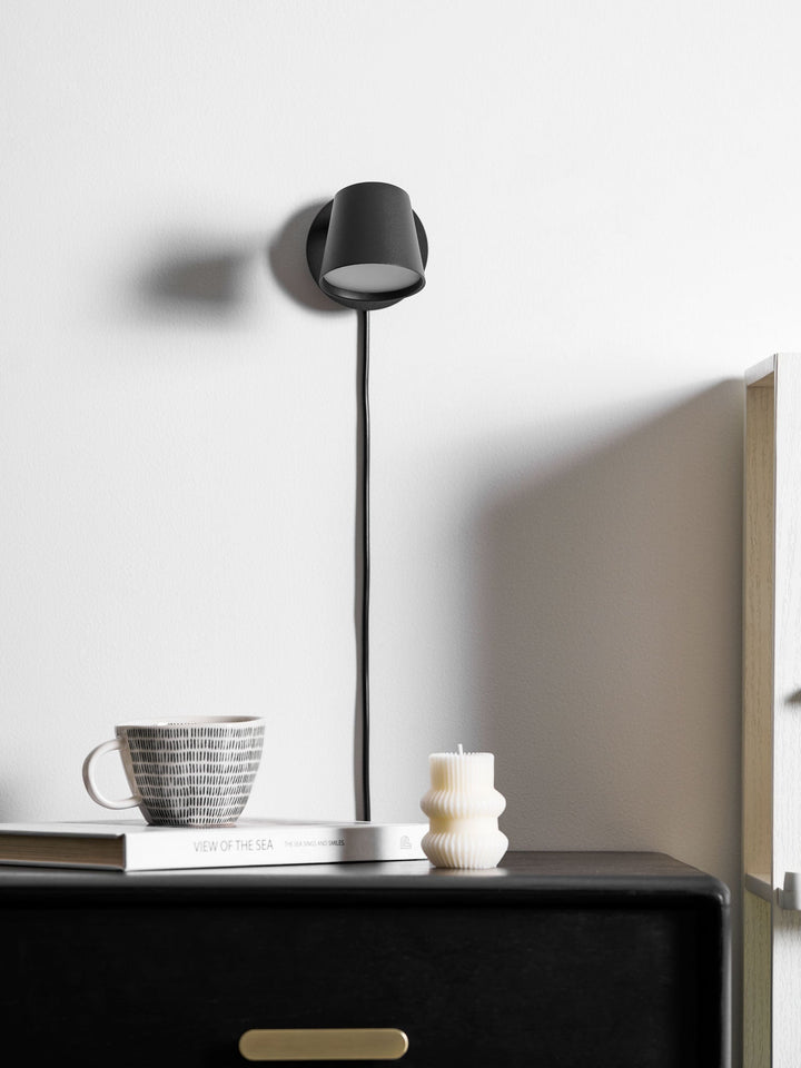 Lampa ścienna Tip z wtyczką