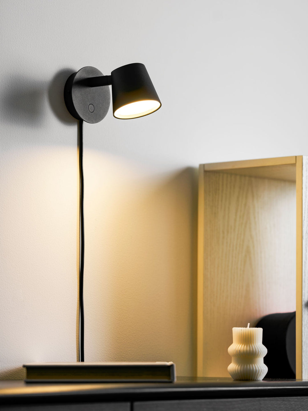 Lampa ścienna Tip z wtyczką