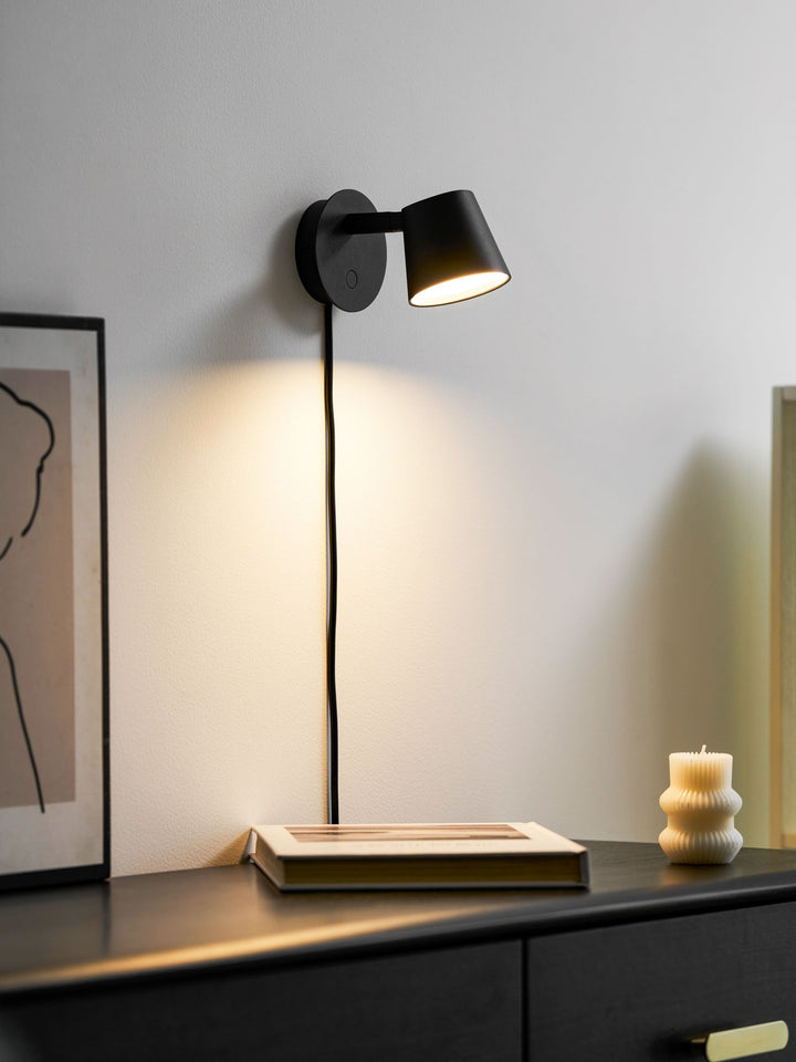 Lampa ścienna Tip z wtyczką