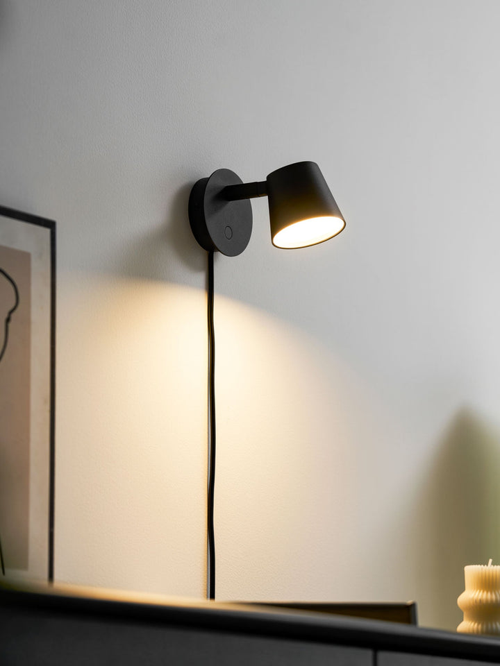 Lampa ścienna Tip z wtyczką