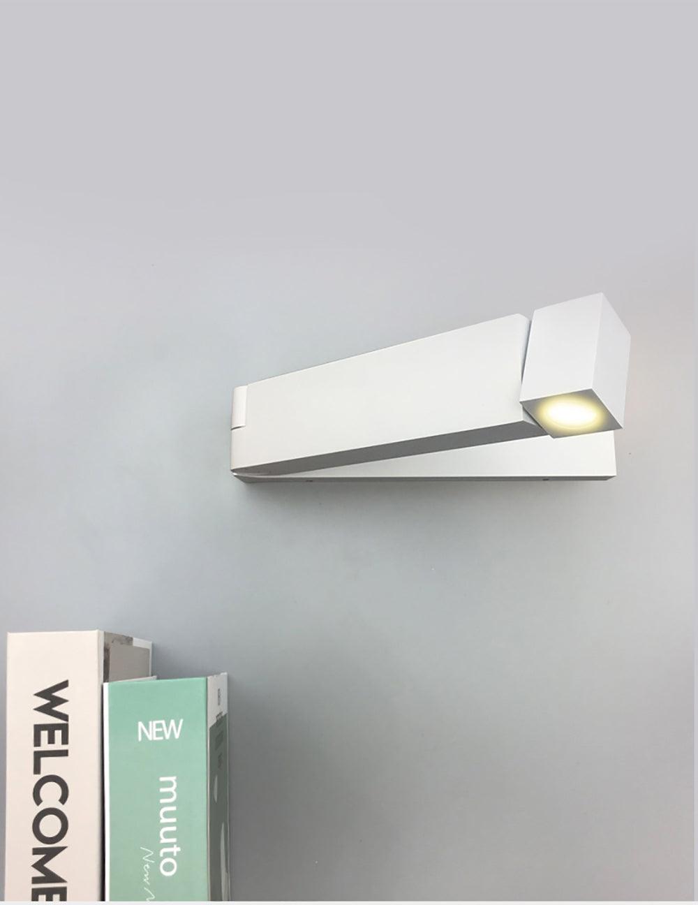 Lampa ścienna LED przy łóżku
