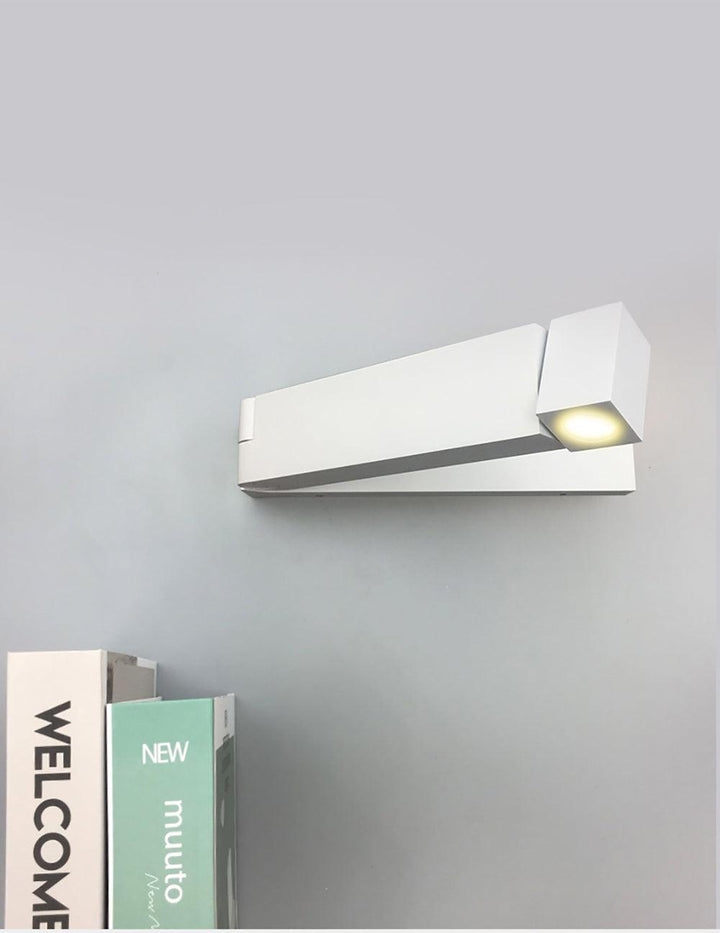 Lampa ścienna LED przy łóżku