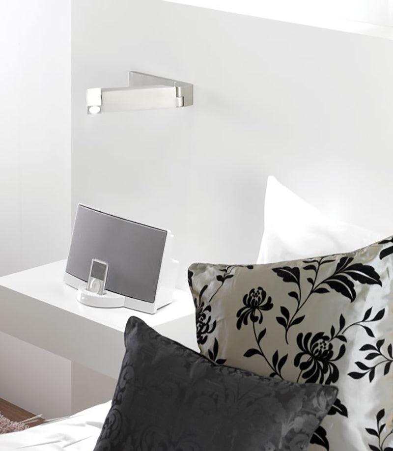 Lampa ścienna LED przy łóżku