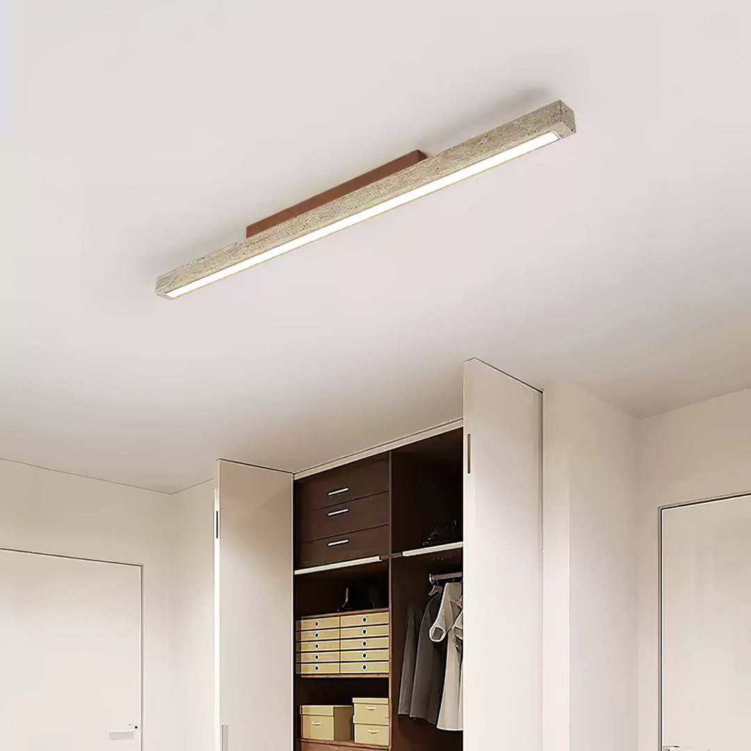 Lampa sufitowa z kolumną z trawertynu