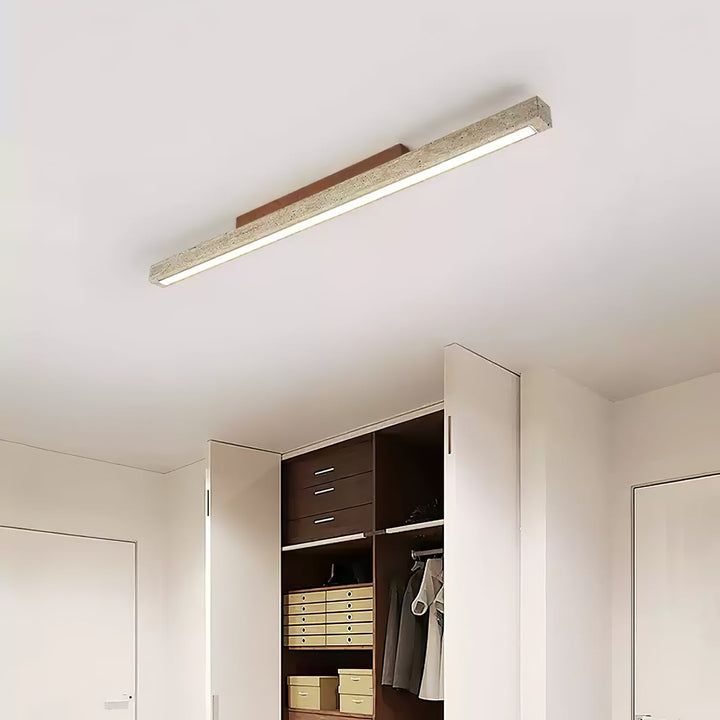 Lampa sufitowa z kolumną z trawertynu