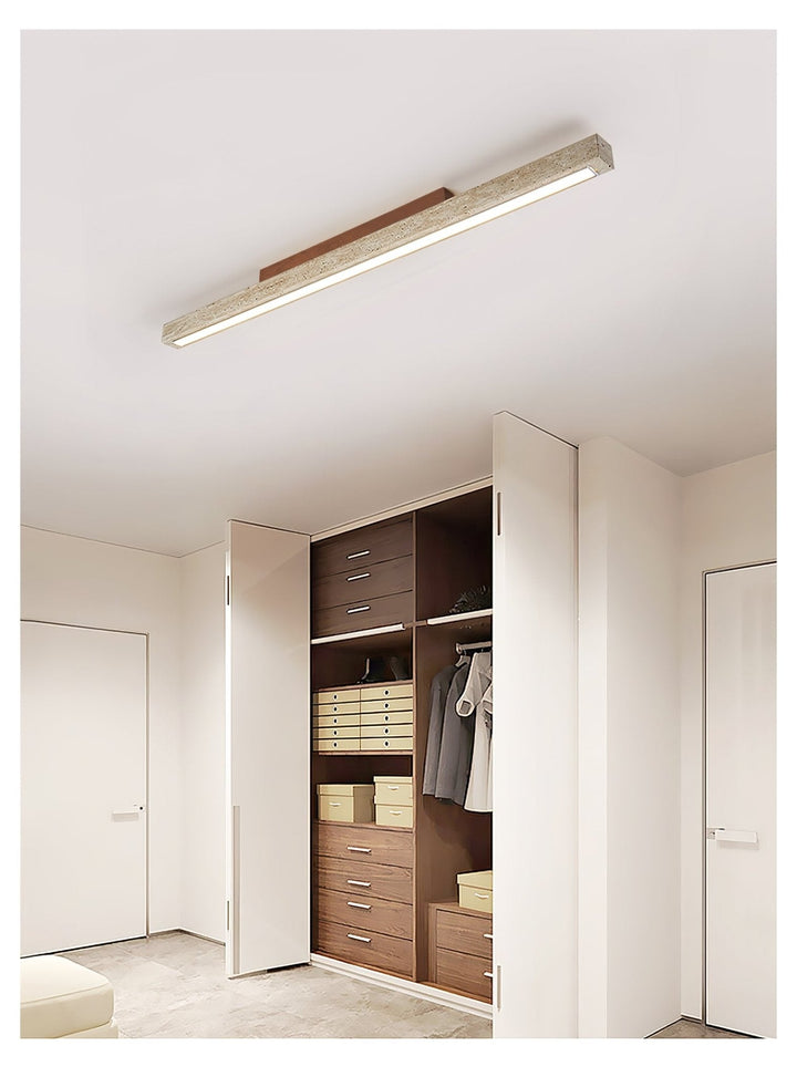 Lampa sufitowa z kolumną z trawertynu
