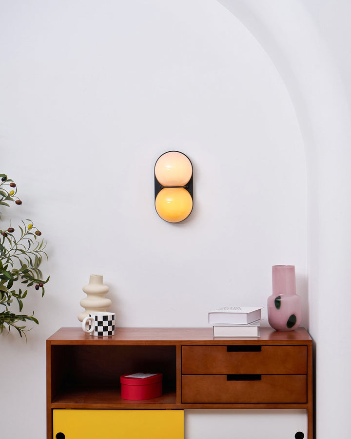 Lampa ścienna z dwoma szklanymi kulami