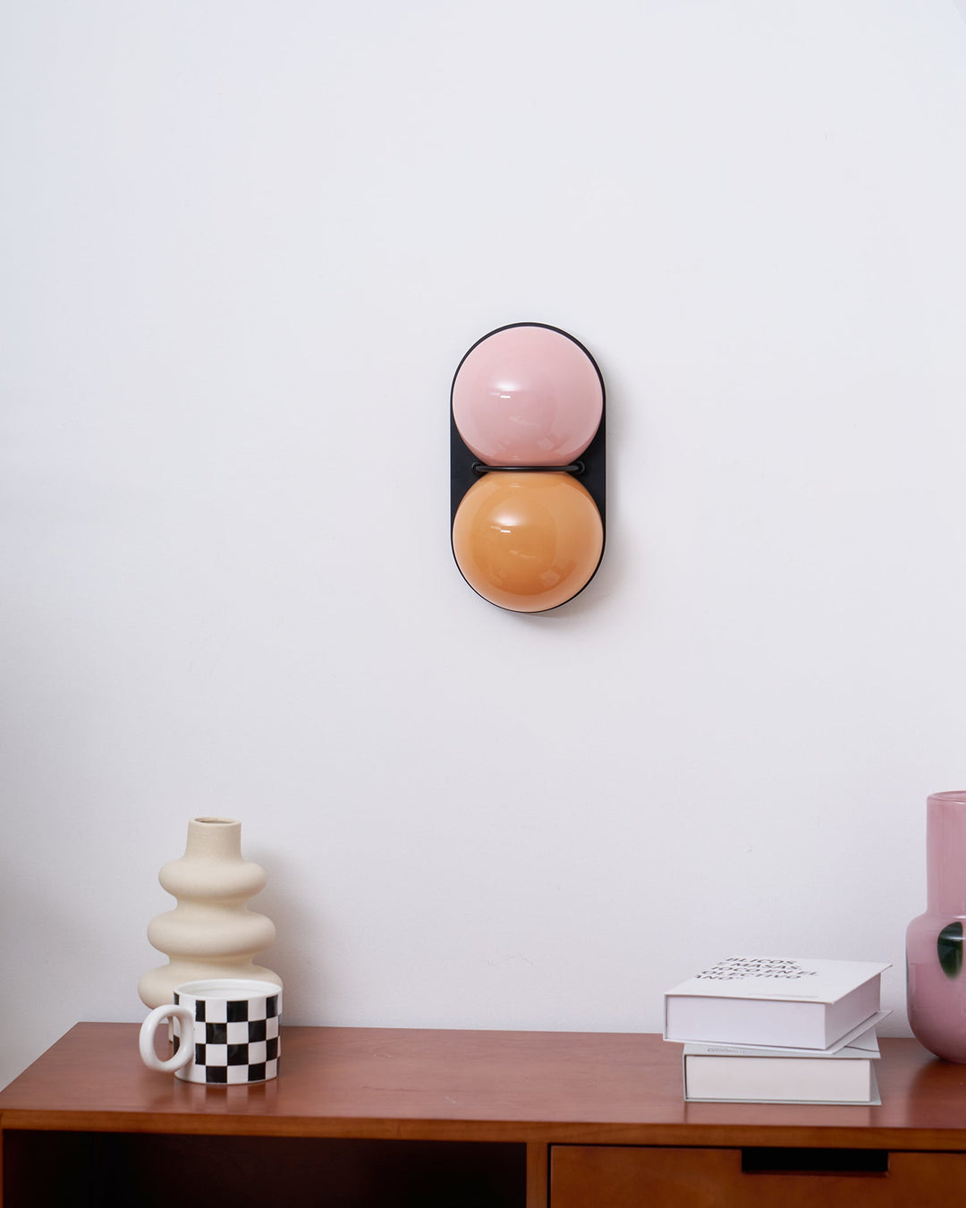 Lampa ścienna z dwoma szklanymi kulami
