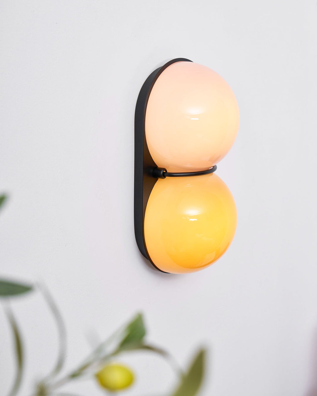 Lampa ścienna z dwoma szklanymi kulami