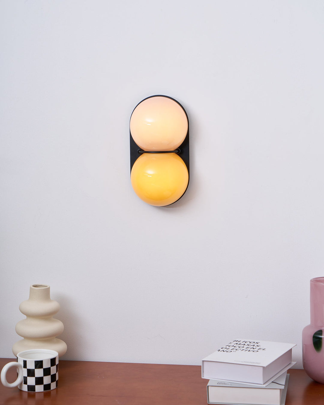 Lampa ścienna z dwoma szklanymi kulami