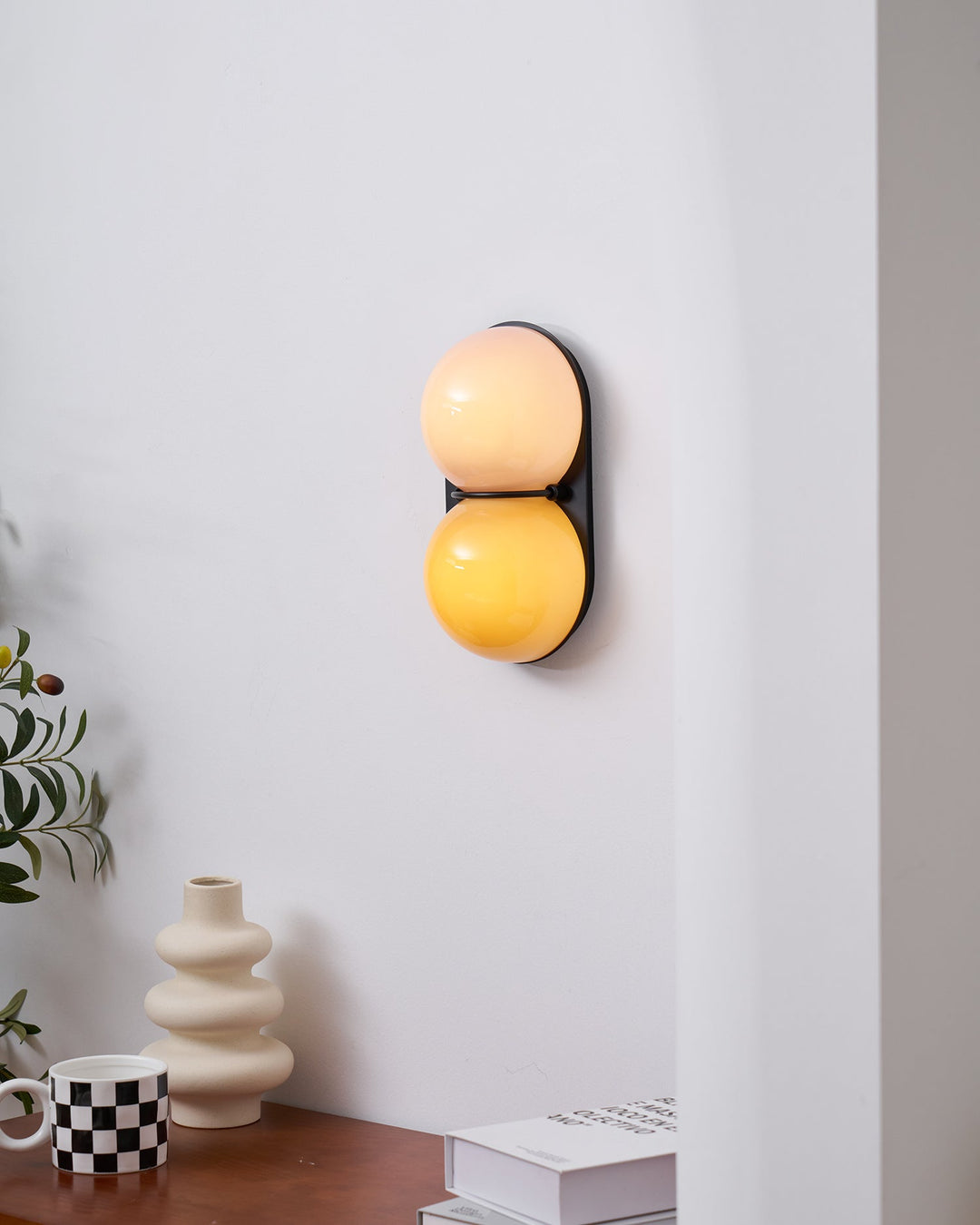 Lampa ścienna z dwoma szklanymi kulami