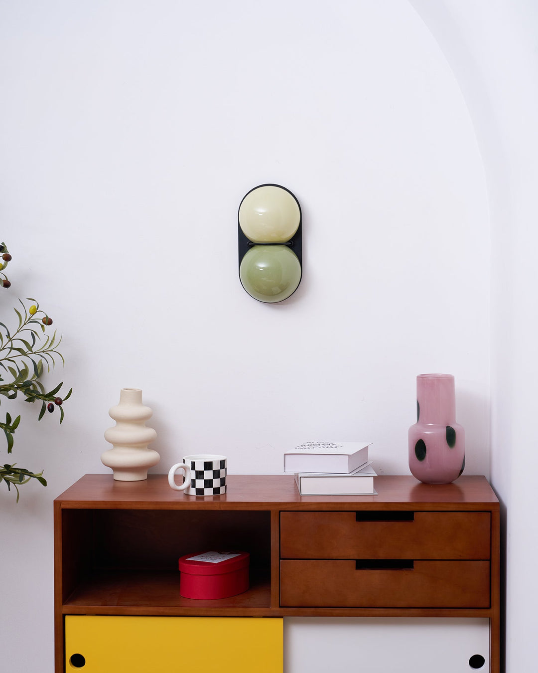 Lampa ścienna z dwoma szklanymi kulami